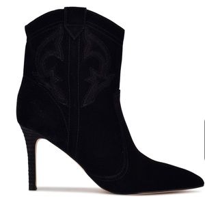 Country Wester style, pull on, Nine West bootie. 10.5M. Black. Suede.